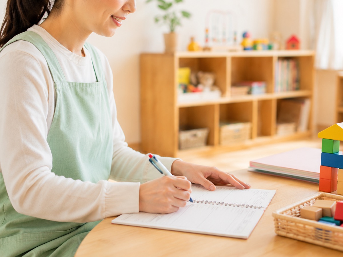 連絡帳を記入するスタッフ