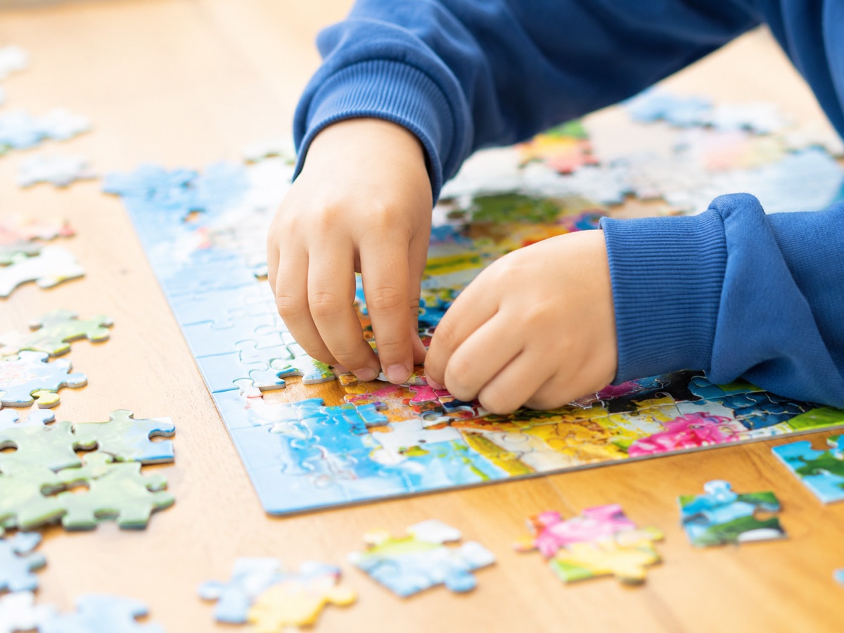 パズルに取り組む子どもの様子