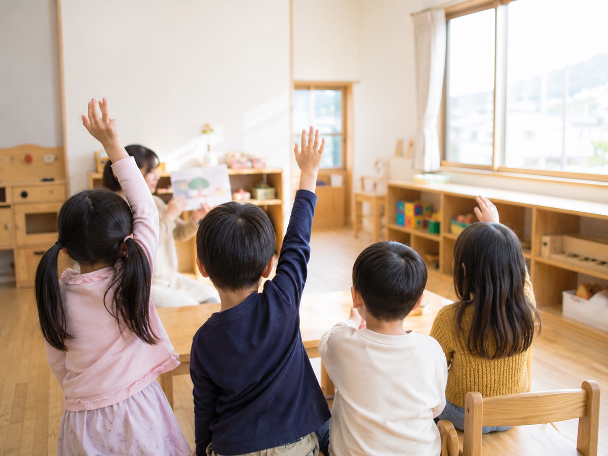 挙手をして発表する小集団活動の様子