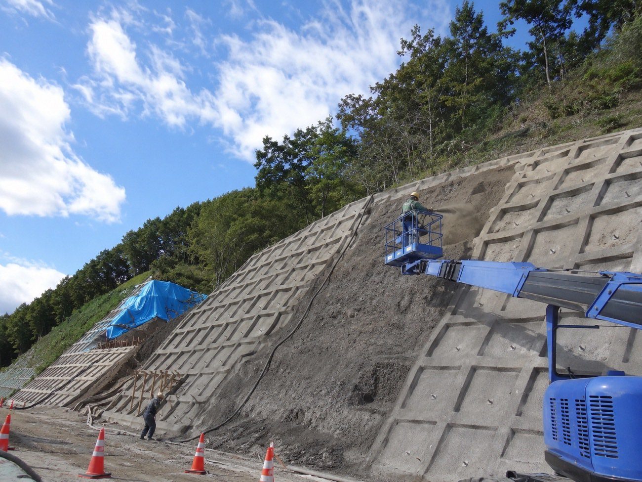 法面補修工事の現場(イメージ)