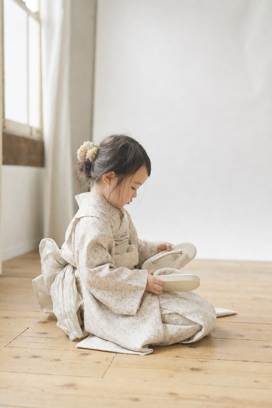 着物姿で床に座り草履を眺める女の子（掲載イメージ）