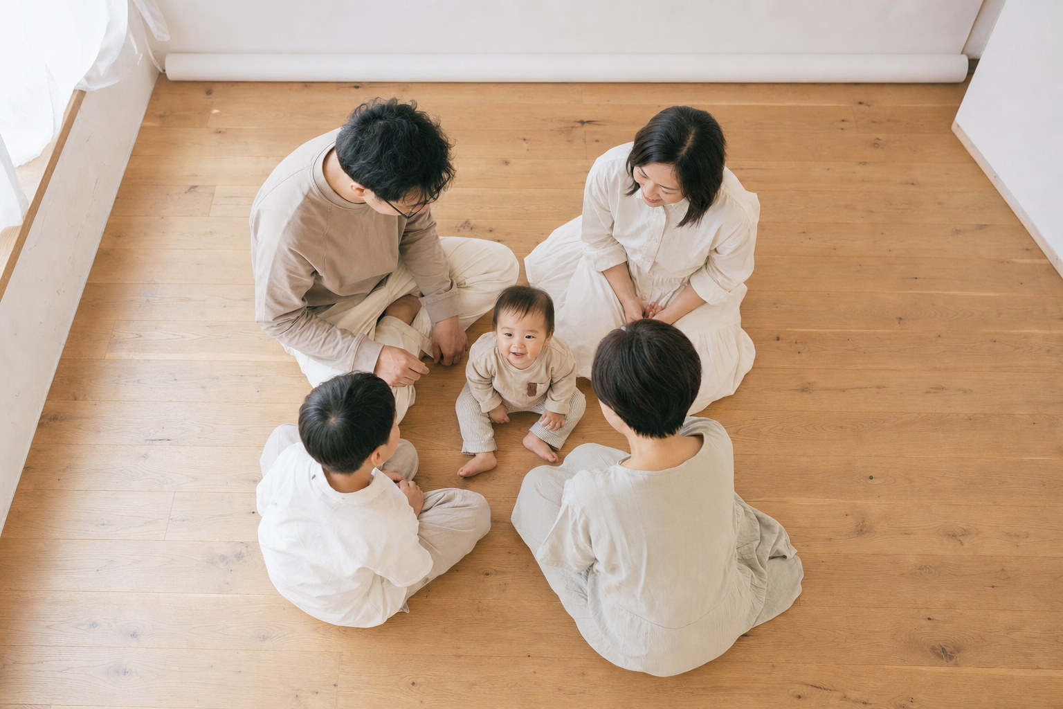 床に輪になって座る家族を真上から見た一枚（掲載イメージ）
