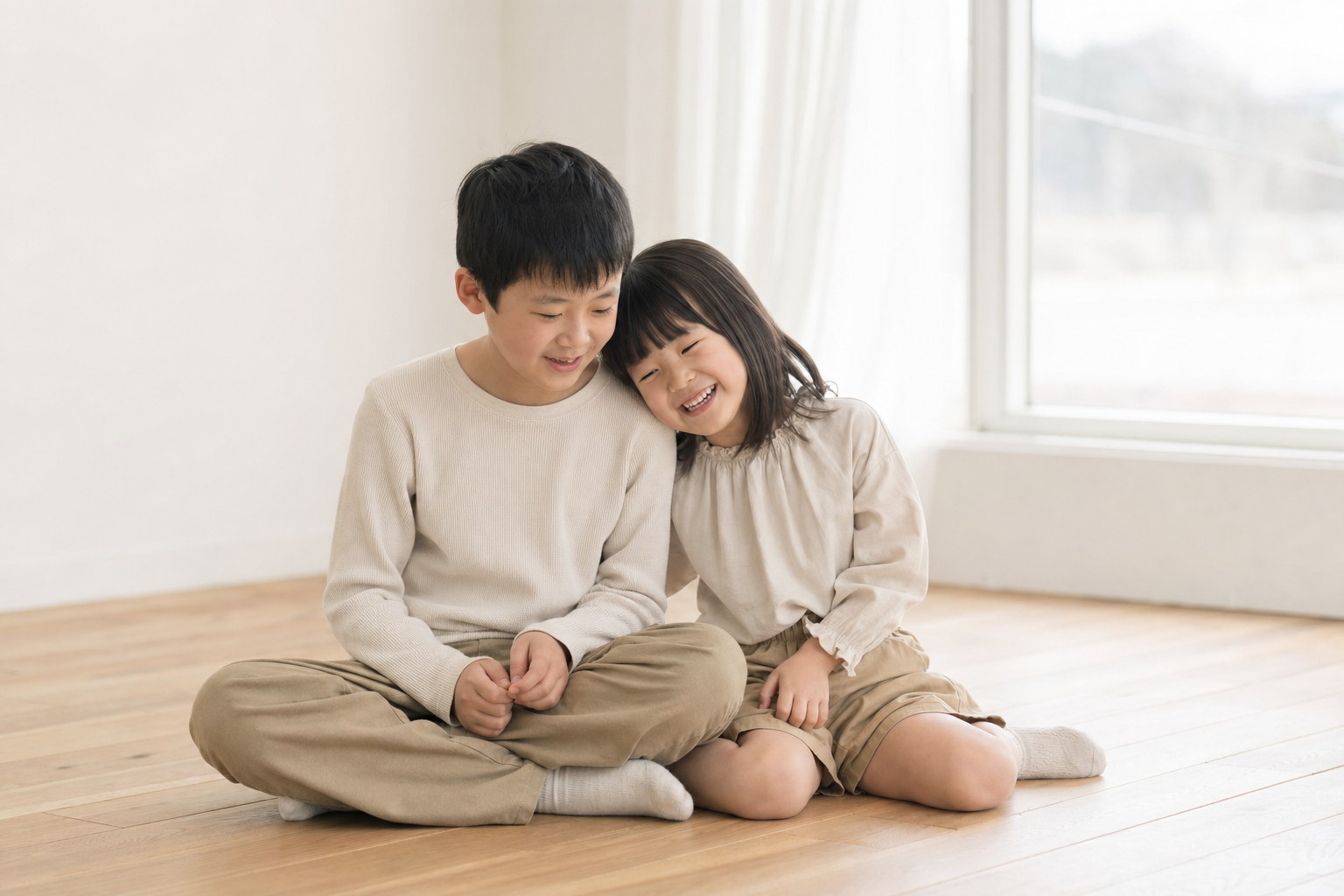 並んで座り兄にもたれる妹（掲載イメージ）