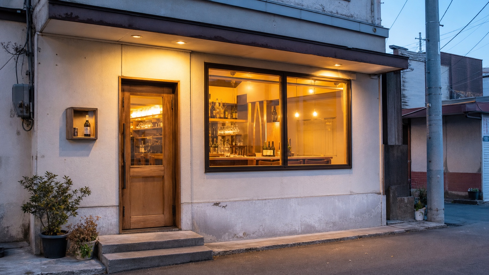 Wine Bar 白鳥の外観、夕暮れの東室蘭駅近くの通り