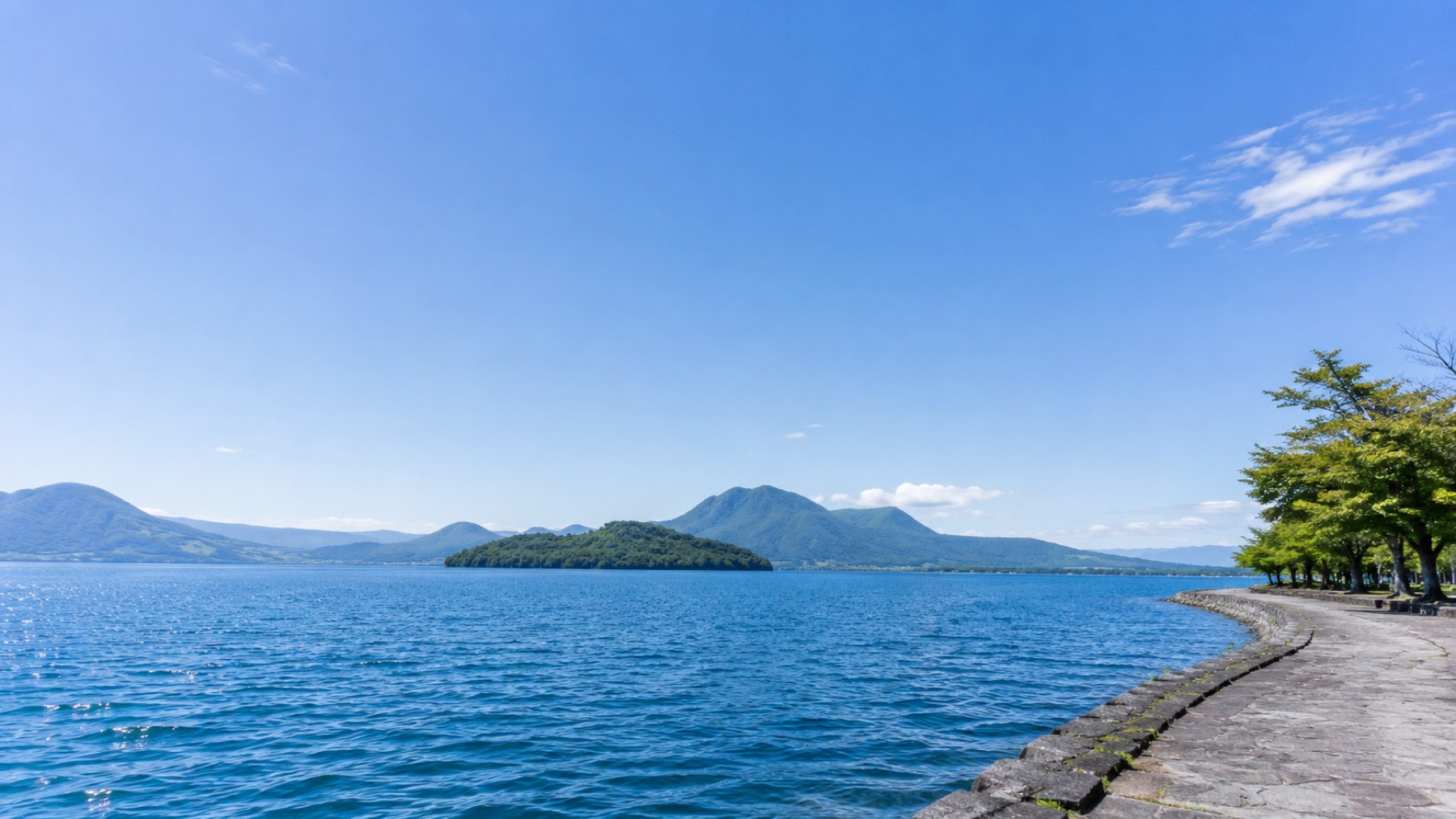 晴れた日の洞爺湖と湖畔の遊歩道（イメージ）