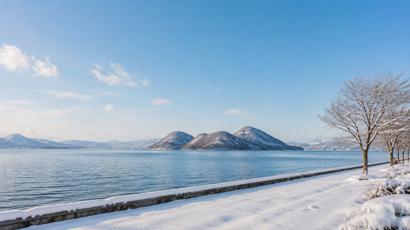 雪化粧した冬の洞爺湖畔(イメージ)
