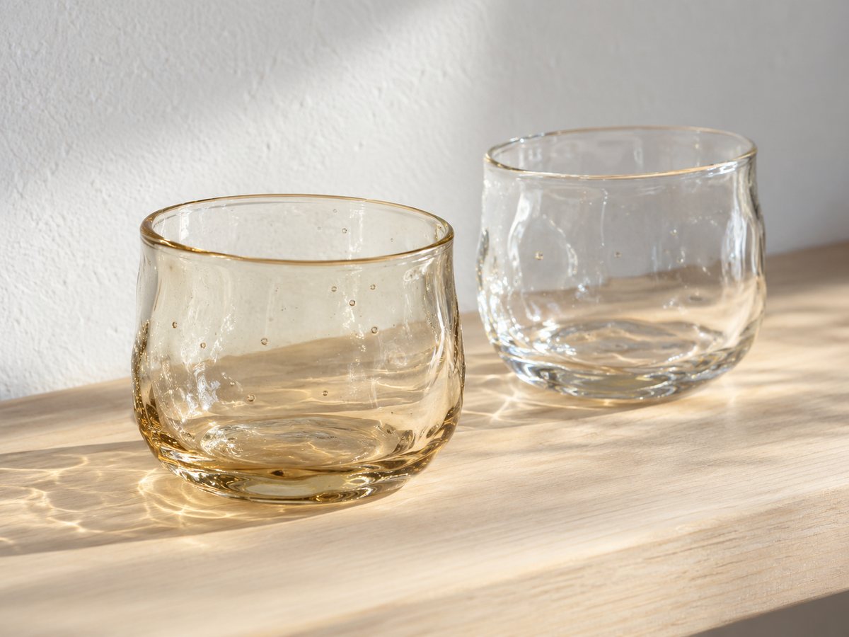 気泡の入った、琥珀色と透明の吹きガラスのコップ（掲載イメージ）